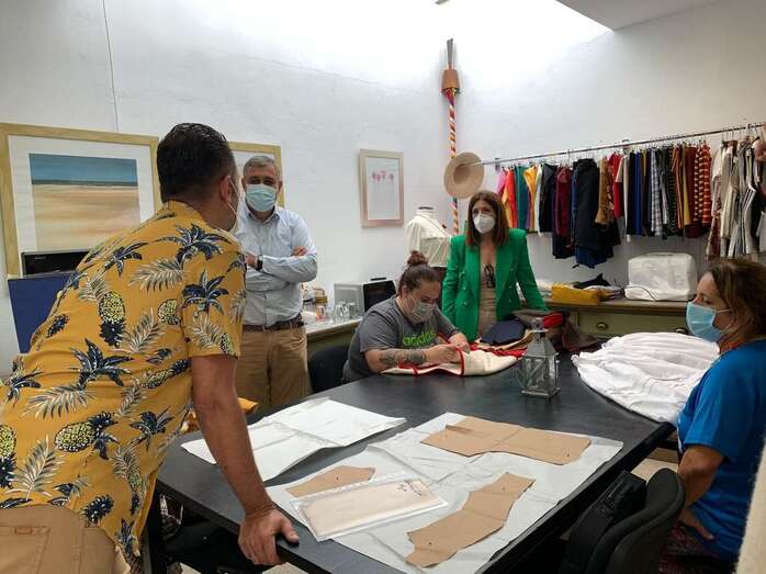 Una decena de personas reproducen los trajes típicos siguiendo las indicaciones de la documentación histórica / TA